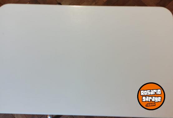 Hogar - MESITA AUXILIAR LAQUEADA BLANCA CON PATAS DE ACERO INOXIDABLE - En Venta