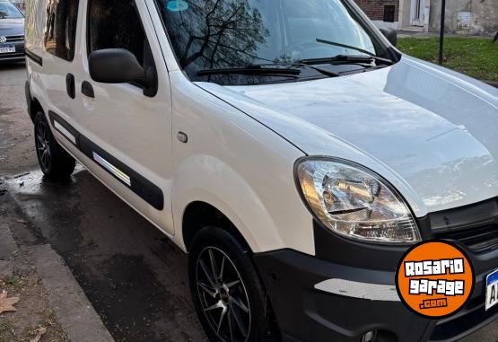 Utilitarios - Renault Kangoo 2017 GNC 180000Km - En Venta