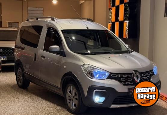 Utilitarios - Renault Kangoo stepway 2023 Nafta 57000Km - En Venta