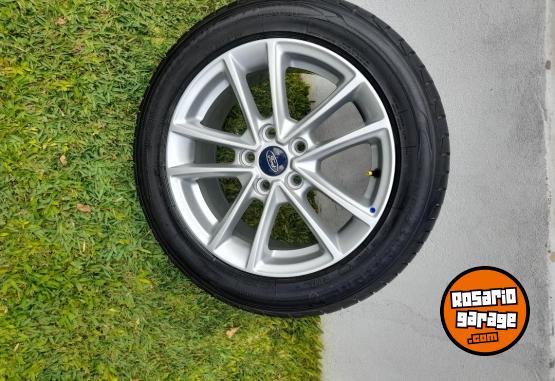 Accesorios para Autos - Llanta con cubierta para focos 3 impecable - En Venta