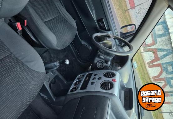 Utilitarios - Peugeot Partner 2017 Diesel 170000Km - En Venta