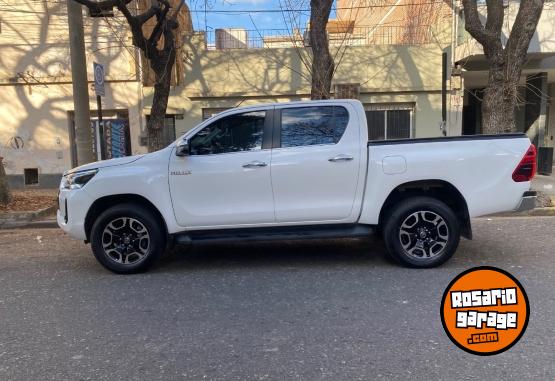 Autos - Toyota HILUX 4X2 DC SRX 2023 Diesel 13000Km - En Venta