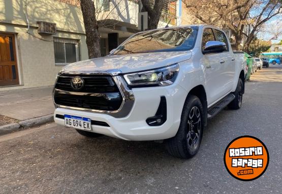 Autos - Toyota HILUX 4X2 DC SRX 2023 Diesel 13000Km - En Venta