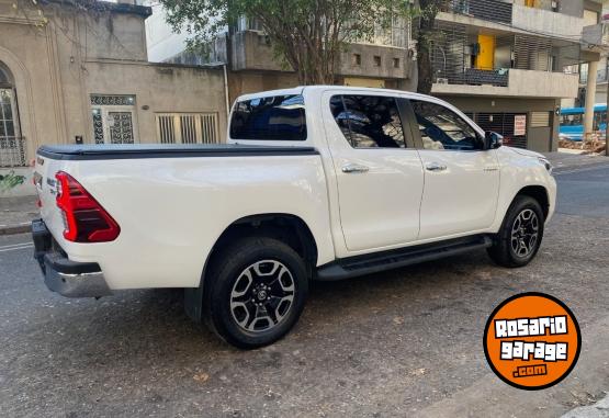 Autos - Toyota HILUX 4X2 DC SRX 2023 Diesel 13000Km - En Venta