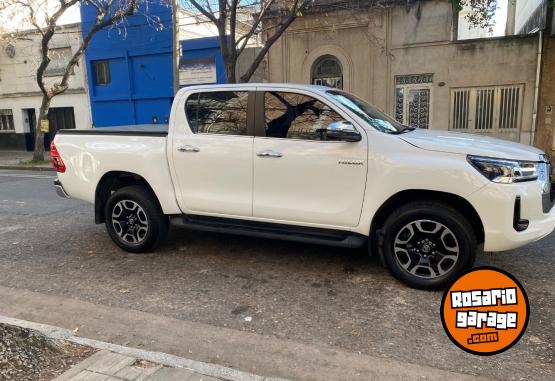 Autos - Toyota HILUX 4X2 DC SRX 2023 Diesel 13000Km - En Venta