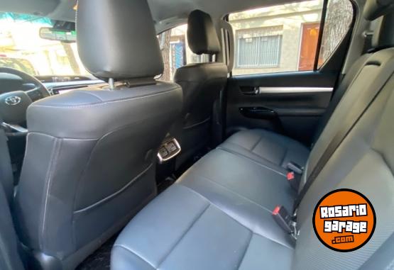 Autos - Toyota HILUX 4X2 DC SRX 2023 Diesel 13000Km - En Venta