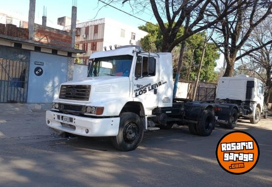 Camiones y Gr�as - Vendo 1218 mod 2000 soy titular Vtv laburando. Veo todo posible permuta - En Venta