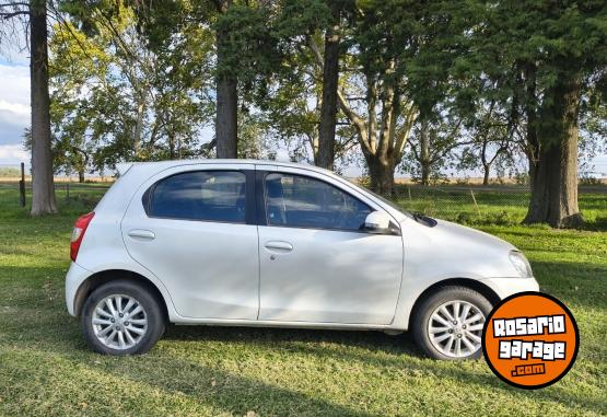 Autos - Toyota Etios 2015 Nafta 110000Km - En Venta