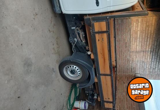 Camionetas - Toyota Hilux 4x2 chasis 2025 Diesel 4500Km - En Venta