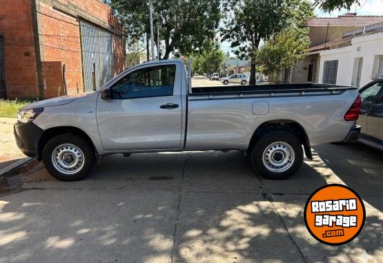 Camionetas - Toyota Hilux Cabina Simple 4x2 2025 Diesel 23000Km - En Venta
