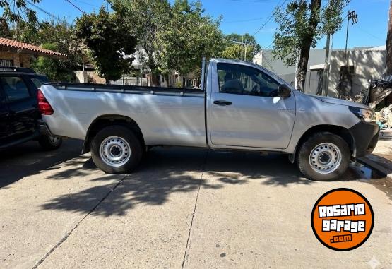 Camionetas - Toyota Hilux Cabina Simple 4x2 2025 Diesel 23000Km - En Venta
