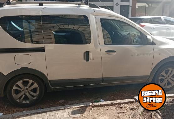 Utilitarios - Renault kangoo stepway 2023 GNC 86000Km - En Venta
