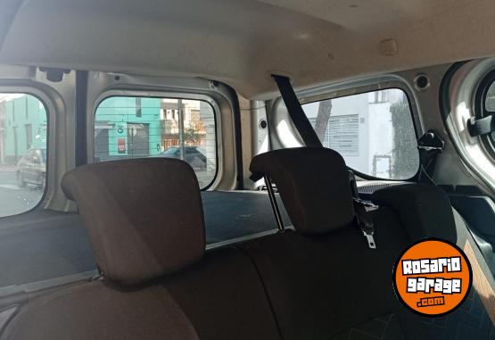 Utilitarios - Renault kangoo stepway 2023 GNC 86000Km - En Venta