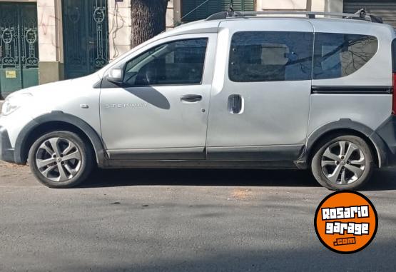 Utilitarios - Renault kangoo stepway 2023 GNC 86000Km - En Venta