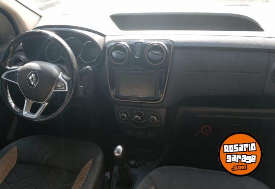 Utilitarios - Renault kangoo stepway 2023 GNC 86000Km - En Venta