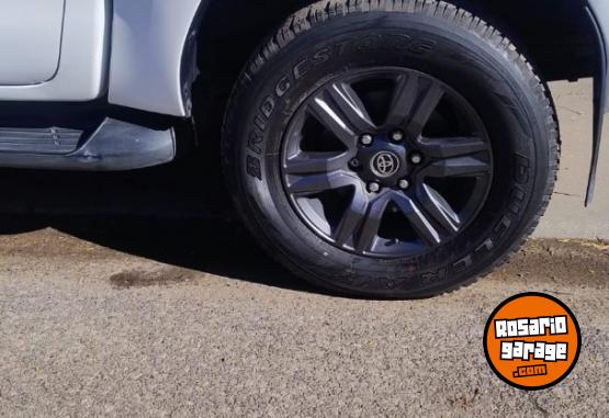 Camionetas - Toyota HILUX SRV 2023 Diesel 68000Km - En Venta