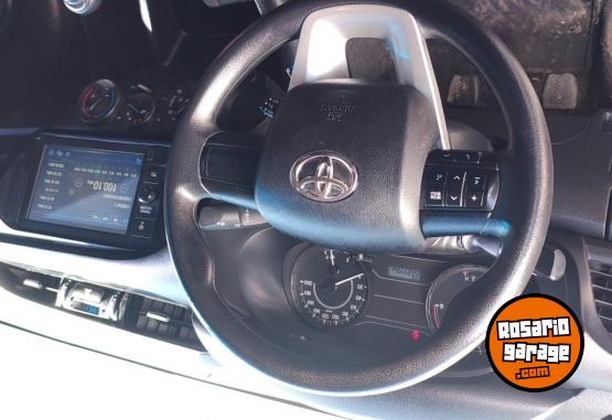 Camionetas - Toyota Hilux 2.4 DC DX 4x2 2022 Diesel 200000Km - En Venta