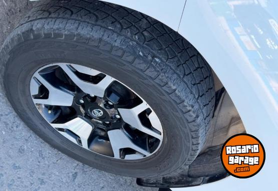 Camionetas - Toyota Hilux 4x4 2023 Diesel 120000Km - En Venta