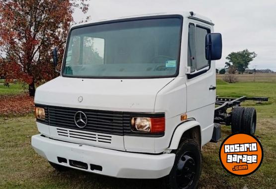 Camiones y Grúas - Camión Mercedes-Benz 710 Año 2005 - Chasis con Cabina - Listo para Transferir - En Venta