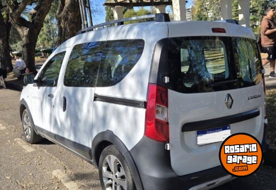 Utilitarios - Renault Kangoo Stepway 2022 Nafta 47800Km - En Venta