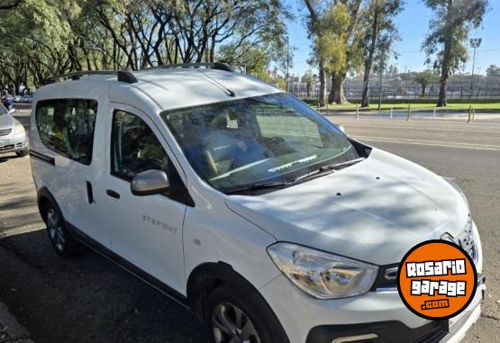 Utilitarios - Renault Kangoo Stepway 2022 Nafta 47800Km - En Venta