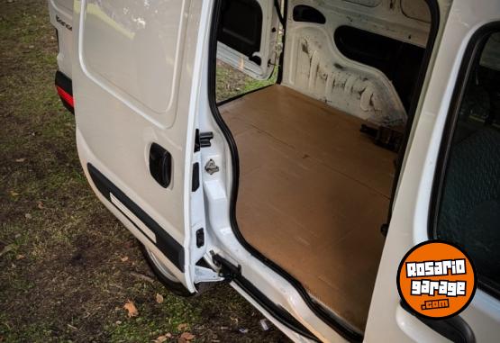 Utilitarios - Renault KANGOO FURG�N 1.6 2015 Nafta 128000Km - En Venta