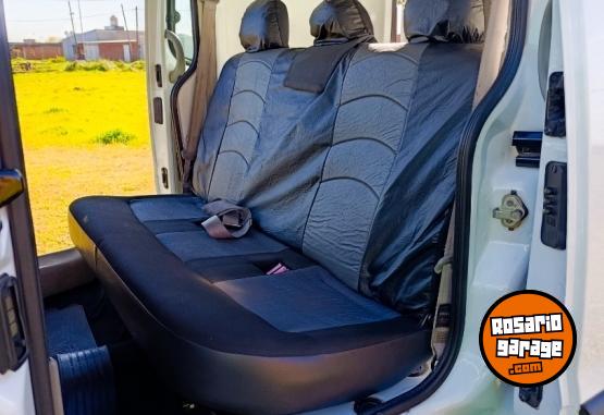 Utilitarios - Renault Kangoo 5 plazas 2012 Nafta 230000Km - En Venta