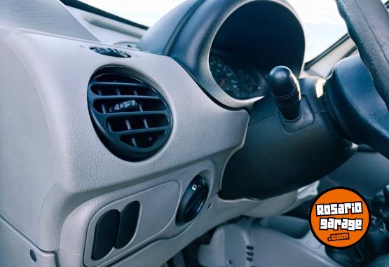 Utilitarios - Renault Kangoo 5 plazas 2012 Nafta 230000Km - En Venta