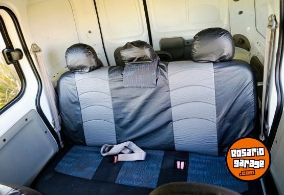 Utilitarios - Renault Kangoo 5 plazas 2012 Nafta 230000Km - En Venta