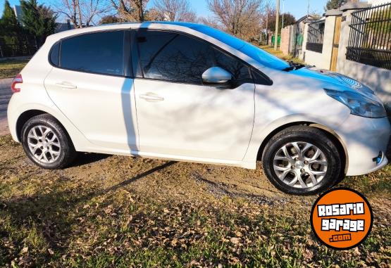 Autos - Peugeot 208 touchscreen 2015 Nafta 186000Km - En Venta