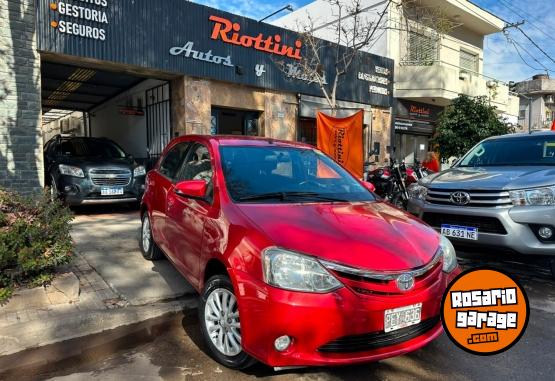 Autos - Toyota ETIOS XLS 2015 Nafta 180000Km - En Venta