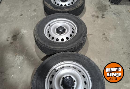 Accesorios para Autos - Vendo 4 cubiertas y llantas de chapa de la Toyota Hilux Dx - En Venta