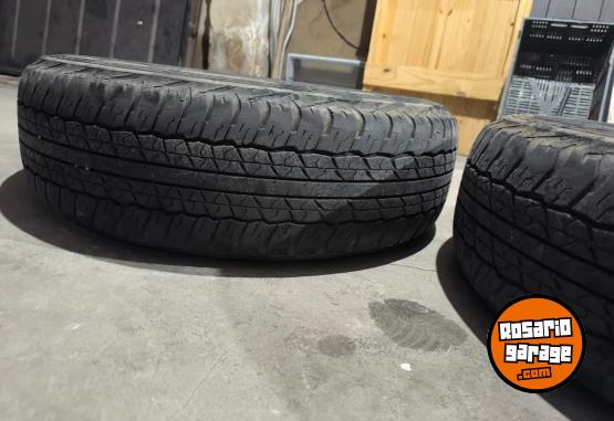 Accesorios para Autos - Vendo 4 cubiertas y llantas de chapa de la Toyota Hilux Dx - En Venta