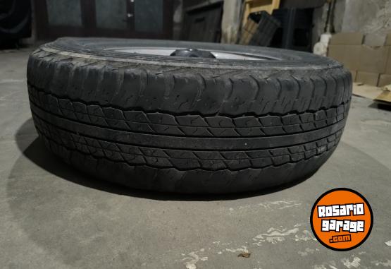 Accesorios para Autos - Vendo 4 cubiertas y llantas de chapa de la Toyota Hilux Dx - En Venta