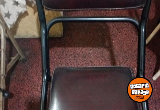Hogar - Mesa de madera con patas de caño de 1;30 x 50 con 2 sillas de cuero - En Venta