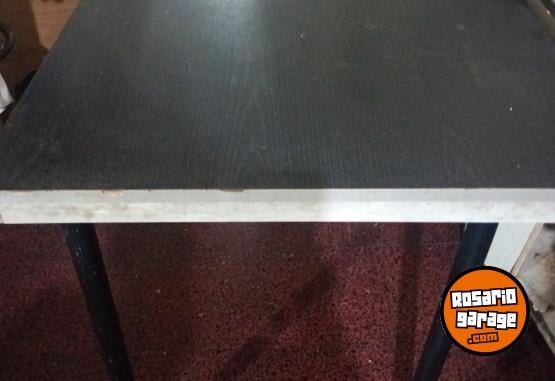 Hogar - Mesa de madera con patas de caño de 1;30 x 50 con 2 sillas de cuero - En Venta