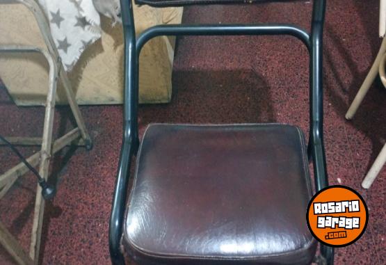 Hogar - Mesa de madera con patas de caño de 1;30 x 50 con 2 sillas de cuero - En Venta