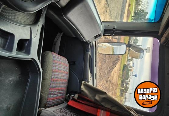 Camiones y Grúas - Scania p310 6 cilindros a bomba - En Venta