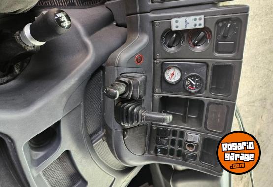 Camiones y Grúas - Scania p310 6 cilindros a bomba - En Venta