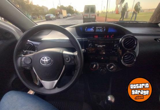 Autos - Toyota Etios xs 2017 Nafta 138000Km - En Venta