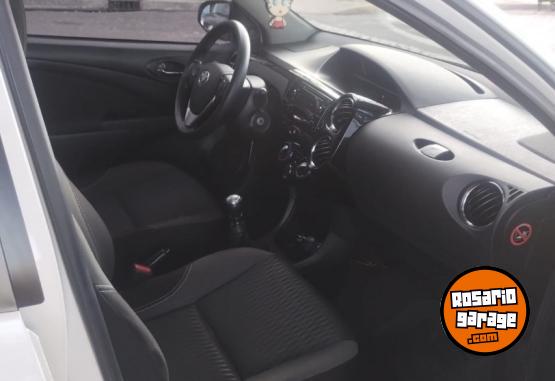 Autos - Toyota Etios xs 2017 Nafta 138000Km - En Venta