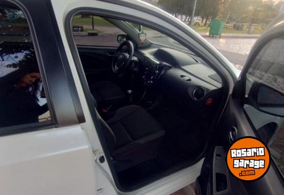 Autos - Toyota Etios xs 2017 Nafta 138000Km - En Venta