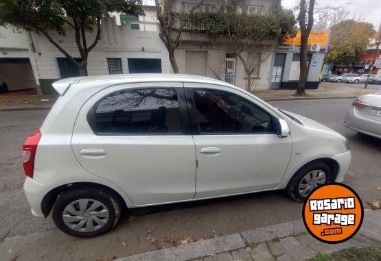 Autos - Toyota Etios xs 2017 Nafta 138000Km - En Venta