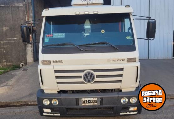 Camiones y Grúas - VOLKSWAGEN 17-220 - MODELO 2015 CON SEMI O SOLO - En Venta