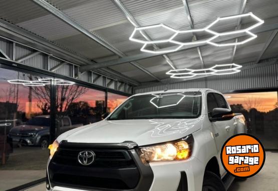 Camionetas - Toyota HILUX SR 4X4 2023 Diesel 71000Km - En Venta