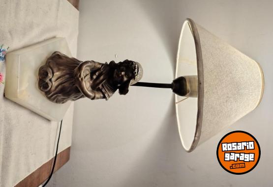Hogar - Vendo velador antiguo muñeca bronce y base de mármol - En Venta