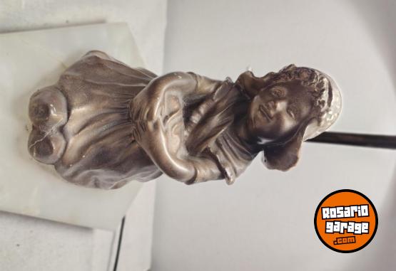 Hogar - Vendo velador antiguo muñeca bronce y base de mármol - En Venta
