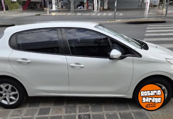 Autos - Peugeot 208 allure touchscreen 2016 Nafta 143200Km - En Venta