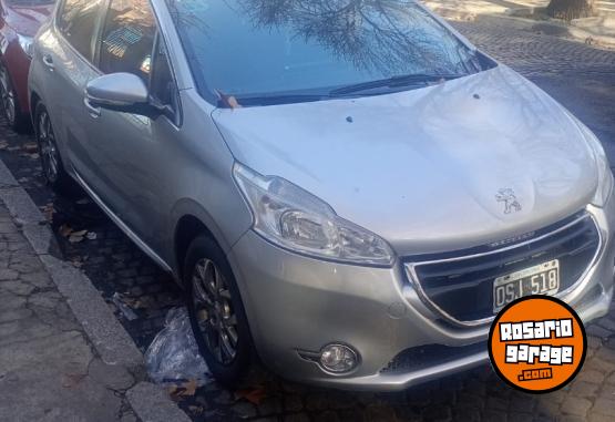 Autos - Peugeot 208 Allure touchrcreen 2014 Nafta 130000Km - En Venta