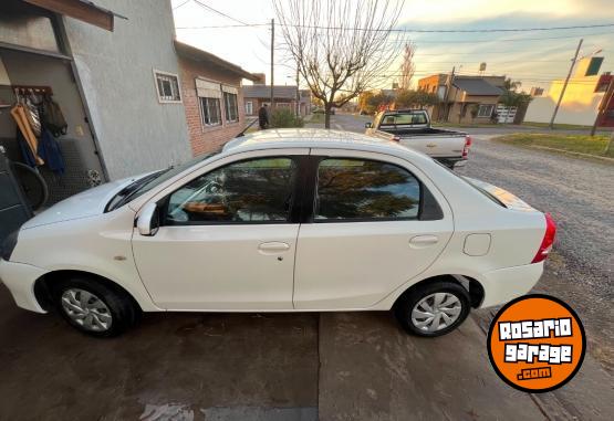 Autos - Toyota Etios sedan xs 2017 Nafta 90000Km - En Venta